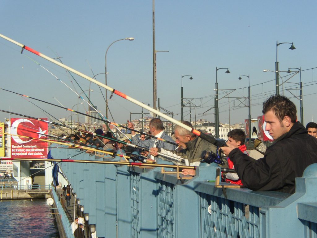 ガラタ橋の釣り人